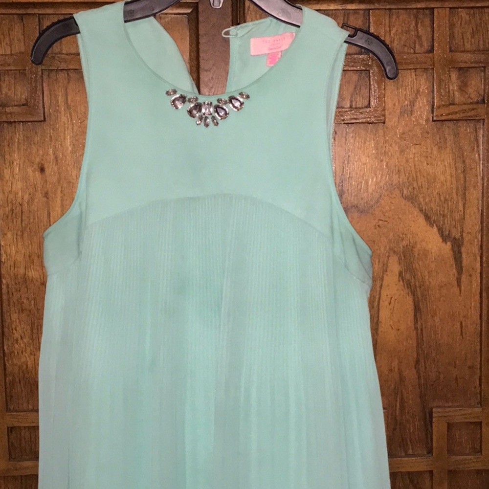 Sleeveless pleated shirt